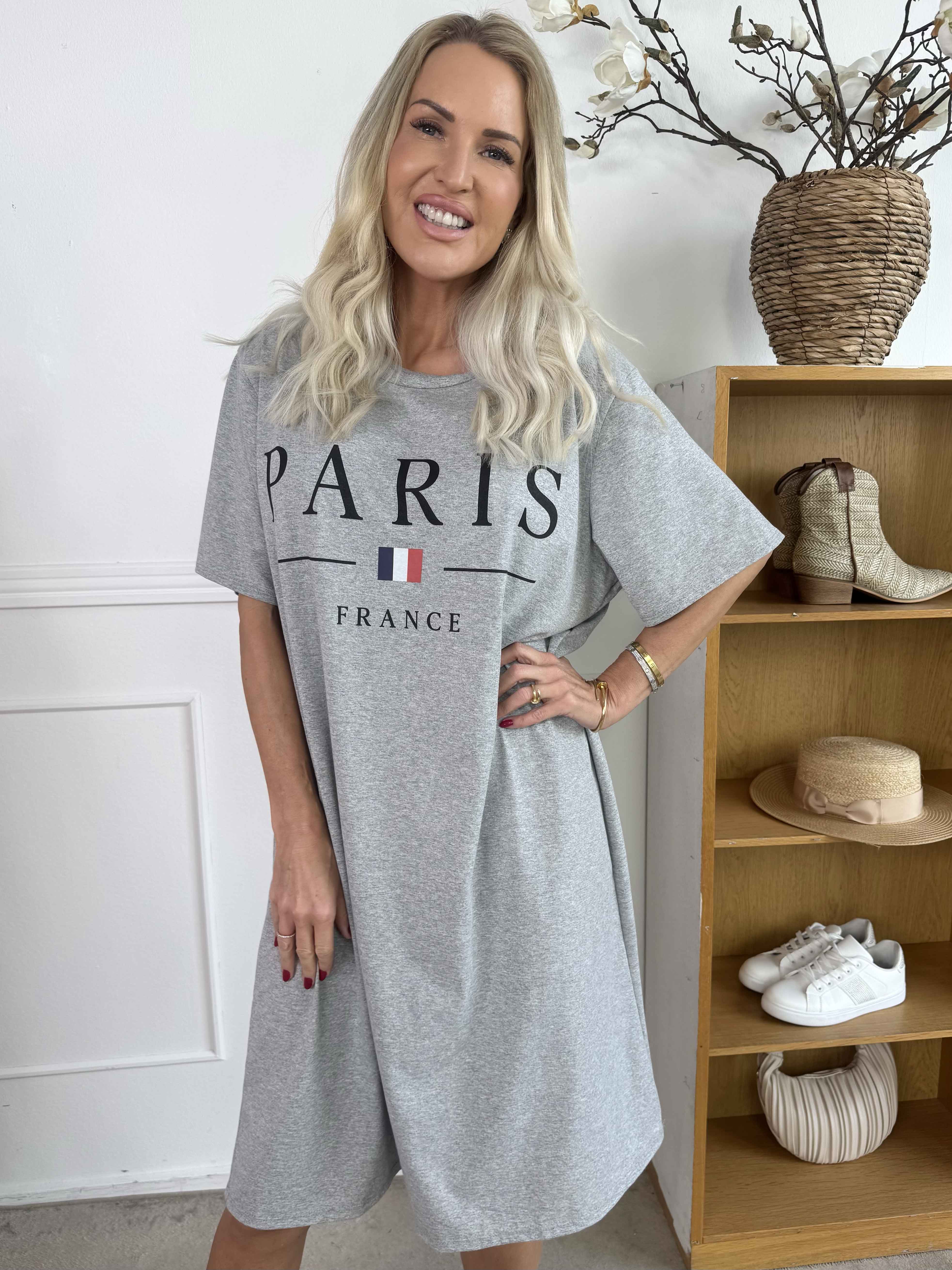 Alice - Joggingklänning i bomull med Paris stående på bröstet